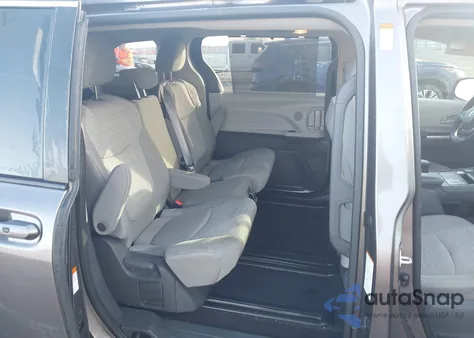 2021 Toyota Sienna Le z USA, uszkodzony, nr VIN 5TDKRKEC6MS024898